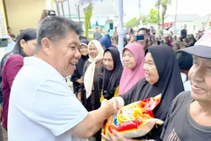 Gubernur Hidayat Arsani Salurkan 2.185 Ton Beras Bansos untuk Masyarakat Kurang Mampu di Babel