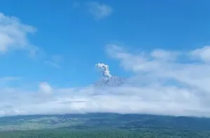 Gunung Semeru Erupsi, Luncurkan Kolom Abu Capai 900 Meter di Atas Puncak