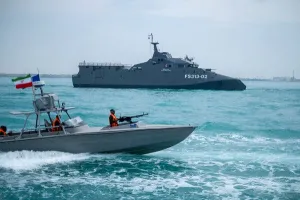 Dua Rudal Iran Menghantam Kapal Perang AS di Selat Hormuz 