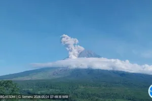 Gunung Semeru Erupsi Disertai Awan Panas Guguran Sejauh 2 Km