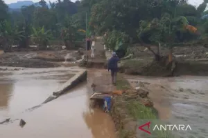 Sungai Cikondang Meluap Akibatkan Jembatan Antardesa Terputus