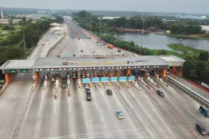 Trans Jawa Padat! Hampir 100 Ribu Kendaraan Tembus GT Cikampek Utama Saat Long Weekend