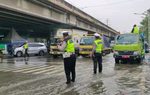 Banjir Kolong Tol Puri Kembangan Picu Macet Parah, Polisi Tutup Akses dari Tol Jakarta–Tangerang