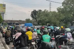 Imbas Banjir di Lampu Merah Puri Kembangan, Lalu Lintas Macet Total 