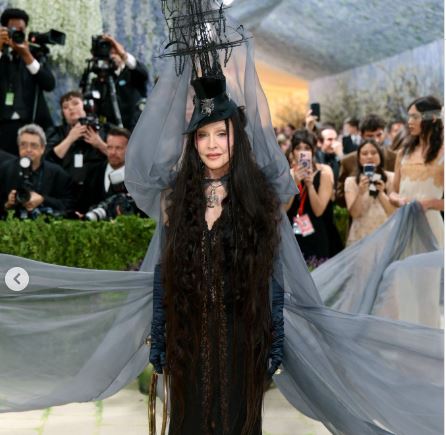 Madonna Jadi "Penyihir" di Met Gala 2026, Kenakan Gaun dari Rumah Mode Saint Laurent