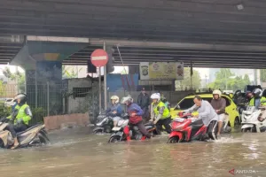 Nekat Terobos Banjir di Puri Kembangan, Ratusan Kendaraan Mogok 