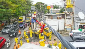 Pemkot Jakbar Tertibkan Kabel Semerawut di Kalideres