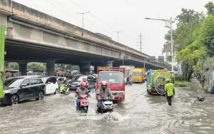 Update Banjir Jakarta Barat, 12 Truk Tangki Dikerahkan Sedot Banjir di Kolong JORR Puri Kembangan