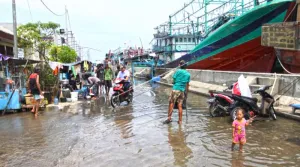 Waspada Banjir di Pintu Air Angke Siaga 1