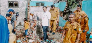 Bupati Karawang Aep Syaepuloh Turun Tangan Bangun Rumah Nenek Tasih yang Kebakaran