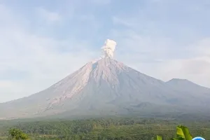 Gunung Semeru Tiga Kali Erupsi dengan Tinggi Letusan hingga 800 Meter