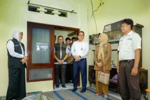 Mengabdi 19 Tahun, Penjaga Sekolah Ini Dapat Hadiah 'Bedah Rumah' dari Khofifah