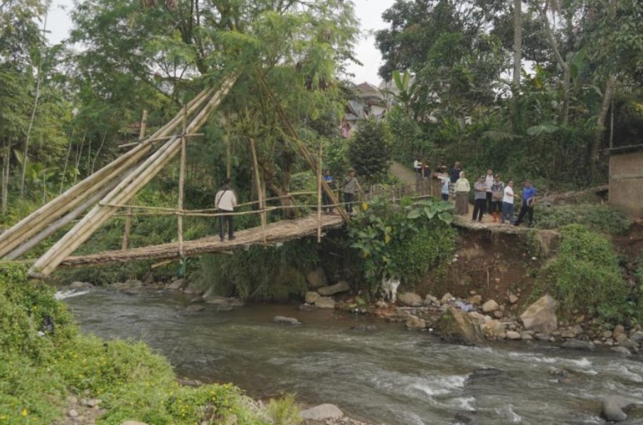 Jembatan Antardesa Terputus Akibat Banjir Bandang di Desa Padahurip Garut
