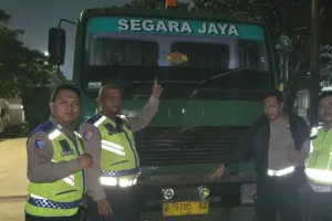 Dua Truk Trailer Nekat Lawan Arah di Cilincing Berujung Kena Tilang Polisi 