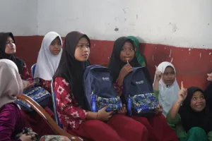 Aksi Nyata Bank Mandiri: Bagikan Ribuan Tas Sekolah dan Bangun Pojok Baca di Seluruh Indonesia