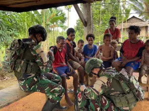 Tembus Medan Sulit, Prajurit TNI Datangi Warga Papua untuk Beri Layanan Kesehatan