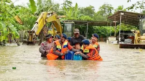 Brimob Polda Sultra Evakuasi Warga Terdampak Banjir di Kendari