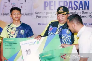 Pemkab Sampang Memberikan Bantuan Iuran Jamsostek pada Pekerja Rentan