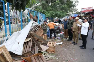 Satpol PP Kota Tangerang Tertibkan PKL di Bahu Jalan