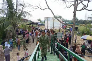 TNI Rampungkan Pembangunan Jembatan Gantung di Aceh Tamiang