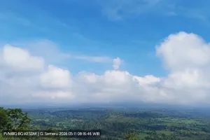 Gunung Semeru Kembali Erupsi dengan Tinggi Letusan Capai Ratusan Meter