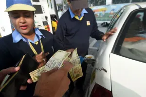 Harga Minyak Melonjak, India Himbau Warga Hemat Bahan Bakar