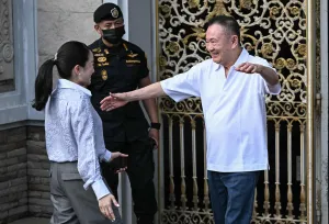 Meski Bebas, Mantan PM Thaksin Masih Harus Pakai Alat Pemantau