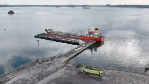 Perdana, PTP Nonpetikemas Cabang Bengkulu Operasikan Layanan Drop Tank untuk Curah Cair di Pelabuhan Pulau Baai