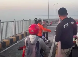 Sepeda Motor Tabrak Pejalan Kaki di Jembatan Suramadu, Satu Meninggal Dunia