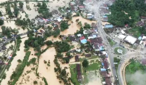 BPBD Kendari Bantu Bersihkan Sisa Lumpur Pascabanjir di Rumah Warga