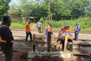 KAI Daop 2 Bandung Tutup 38 Perlintasan Ilegal Demi Keselamatan Kereta Api