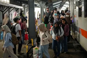 Kereta Api Jadi Primadona, Puluhan Ribu Warga Padati Jalur Jember Saat Libur Panjang