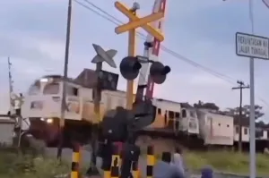 Pengendara Sepeda Motor Tewas Tertabrak KA Sangkuriang di Perlintasan Sebidang di Jember