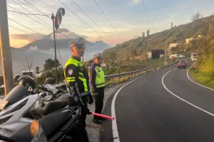 Polres Wonosobo Kerahkan Ratusan Personel Amankan Jalur Wisata Dieng di Momen Libur Panjang 