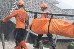 Evakuasi Dua Korban Tanah Longsor di Curug Cileat Subang