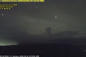 Gunung Semeru Erupsi Disertai Awan Panas Guguran