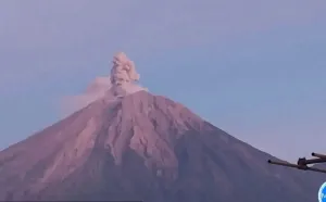 Hari Ini Gunung Semeru Erupsi Tiga Kali