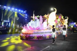 HUT Kota Pahlawan, Ribuan Warga Larut dalam Festival Cahaya Surabaya Vaganza