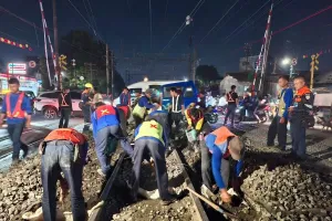 KAI Daop 1 Perbaiki Jalan Rel di Perlintasan Sebidang Bukit Duri Puteran Jaksel