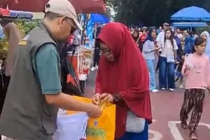 Kota Mataram Bagikan Eco Bag untuk Kurangi Kantong Plastik Sekali Pakai 