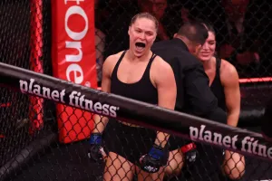 Ronda Rousey Kembali ke Arena MMA dan Menang Kilat atas Gina Carano