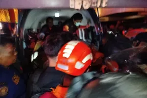 Tim SAR Gabungan Evakuasi Korban Meninggal Kebakaran Megamall Manado