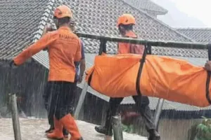 Wisatawan Karawang Tertimbun Longsor di Curug Cileat, Ditemukan Meninggal.