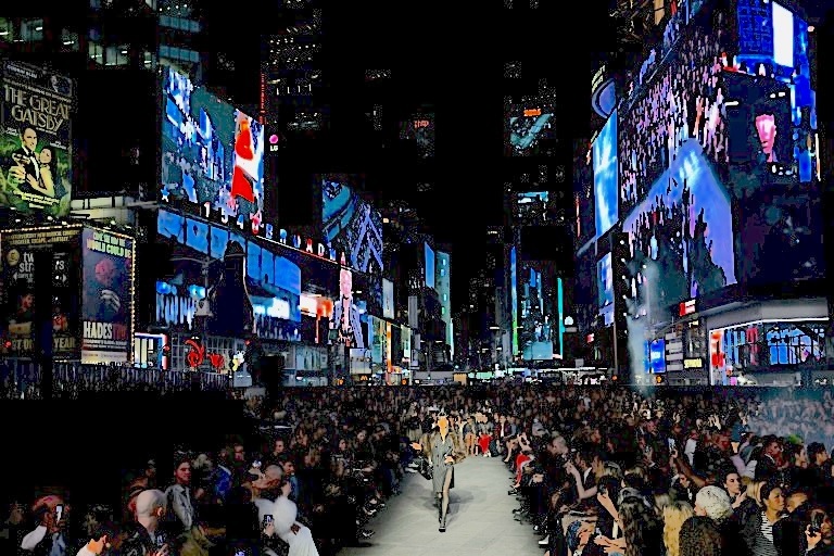Gucci Bikin Gempar New York, Time Square Diambil Alih 