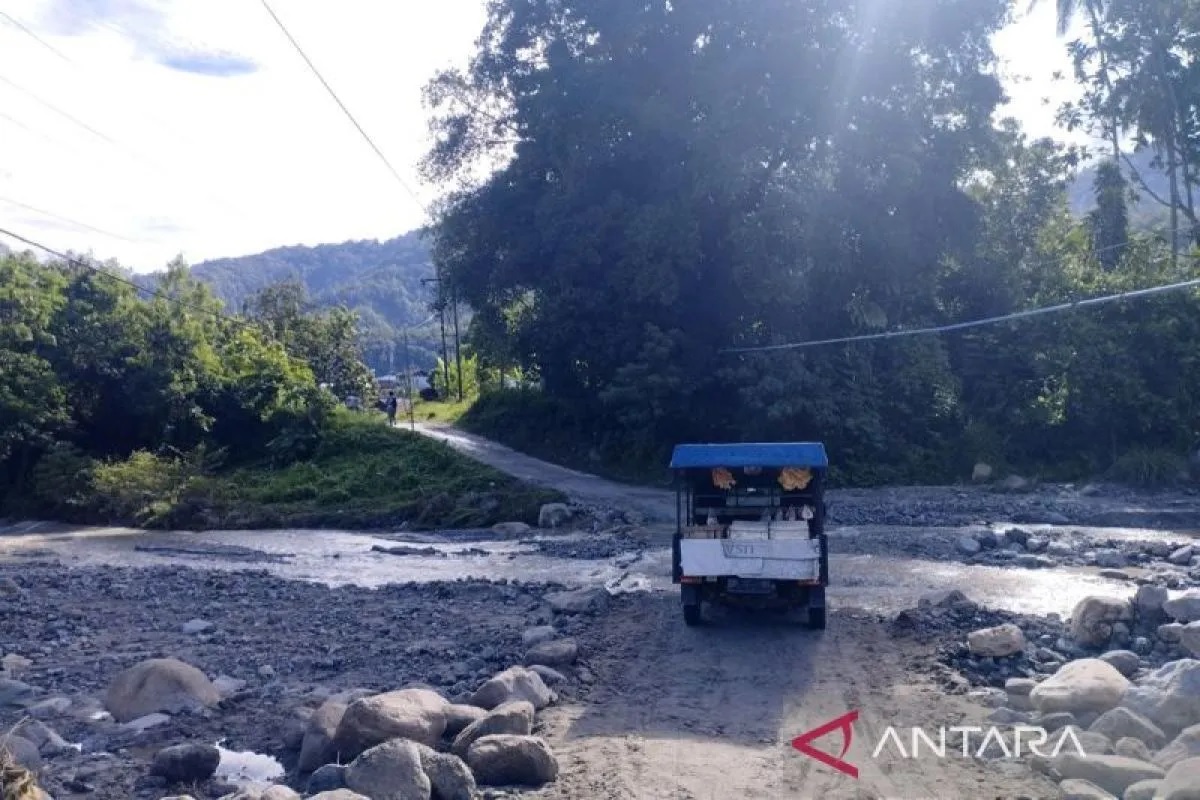 Jembatan Putus Akibat Banjir, Dua Desa di Kulawi Sigi Sulteng Terisolir
