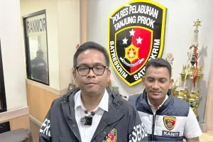 Aksi Gila di Jalur Utama Pelabuhan: Loncat ke Truk Berjalan Hanya untuk Preteli Barang Ini