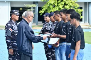 Dankodaeral IV Berikan Penghargaan Atlet Layar Kepri