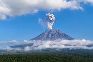 Gunung Semeru Selasa Pagi Erupsi Tiga Kali
