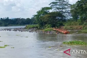 Menyusuri Sungai Brantas Mencari Warga yang Hanyut
