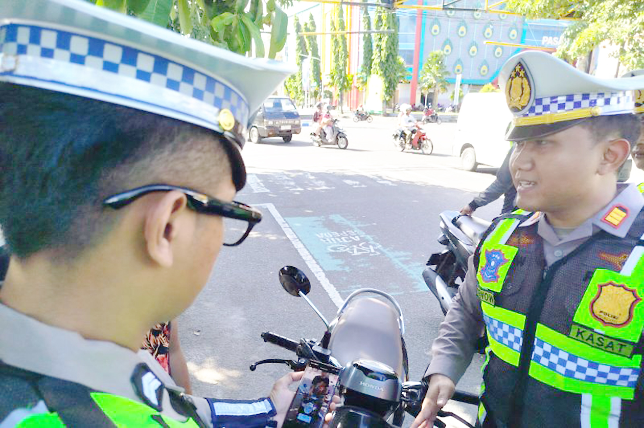 Polisi Ponorogo Pakai Kacamata Pintar, Main Nyelonong Tanpa Helm Bakal Langsung Ditilang!